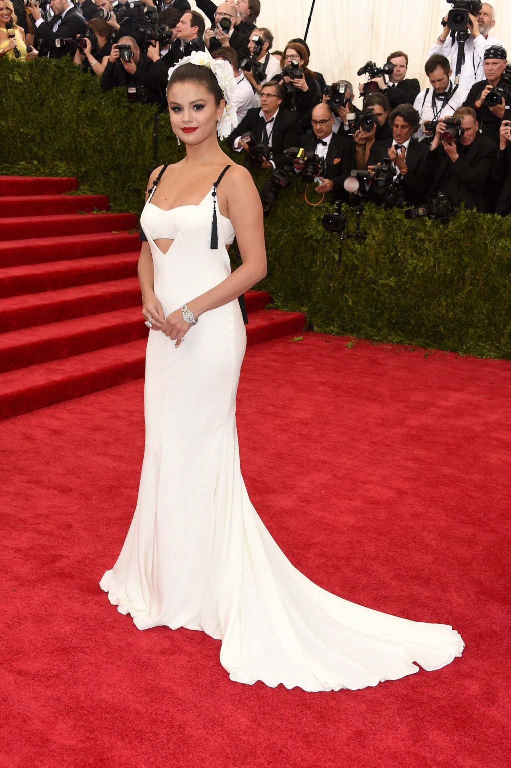 Selena gomez tetona y con botines en un vestido blanco escotado sin espalda en china through 
 #75165192