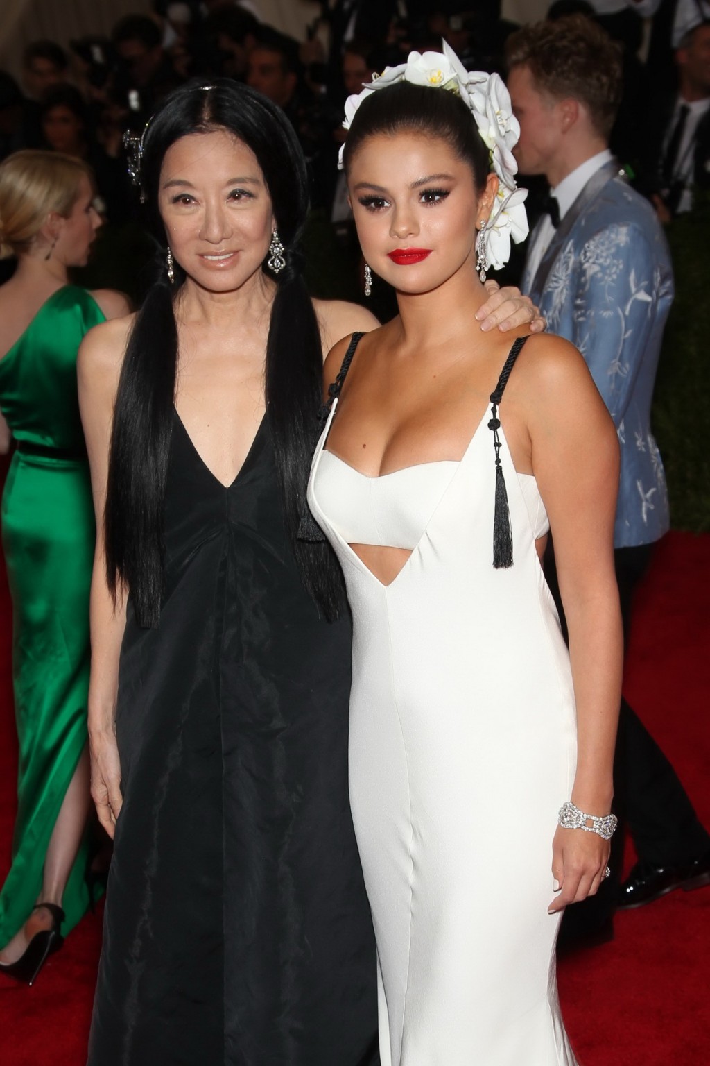 Selena gomez seins et fesses dans une robe blanche décolletée et dos nu à china through. 
 #75165214