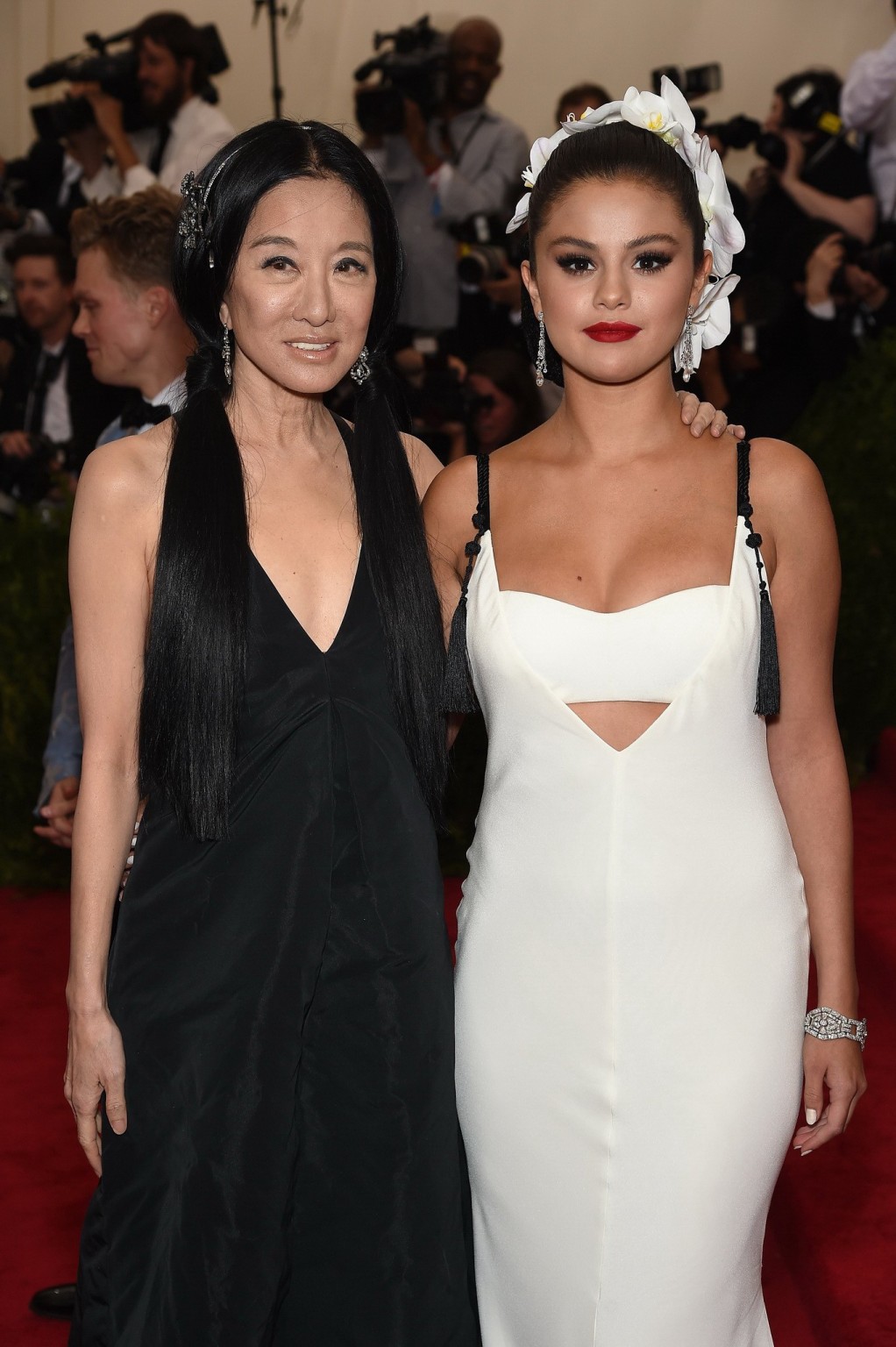 Selena gomez seins et fesses dans une robe blanche décolletée et dos nu à china through. 
 #75165224