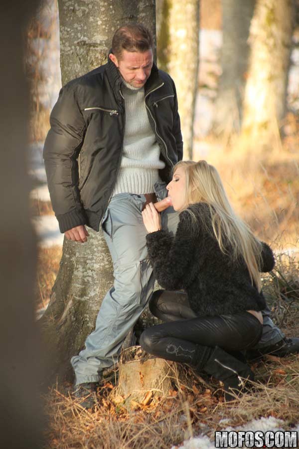 Couple chaud baisant dans une colline hongroise pendant qu'un policier les attrape
 #78604537