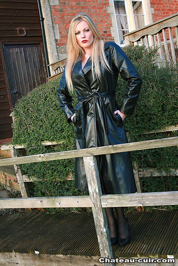 Leather and lingerie milf mistress holly gives slave a handjob #72008359