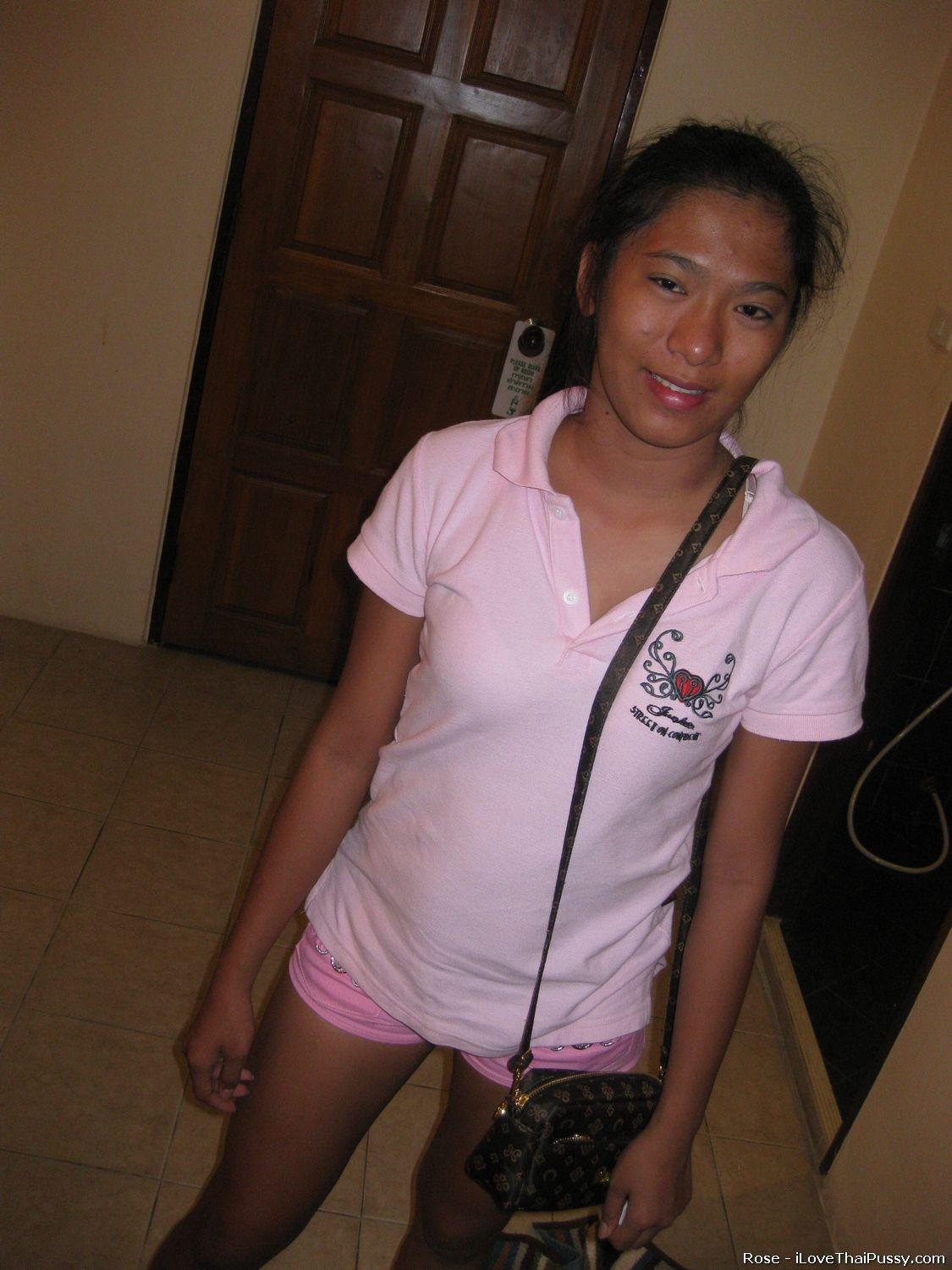 Thai Teen Bargirl bezahlt, um einen Touristen ohne Kondom zu ficken
 #69942340