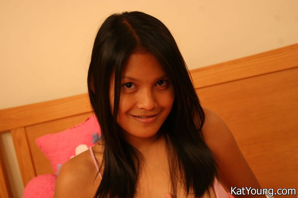 Kat young picture gallery : : petite fille asiatique kat avec un corps sexy qui se déshabille dans la salle de bain.
 #69935139