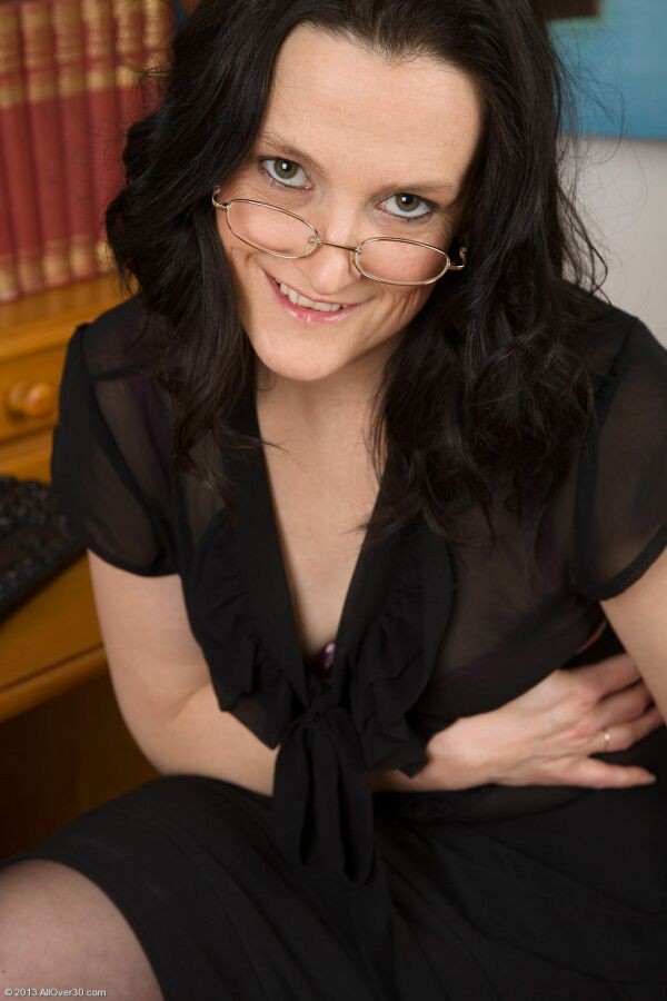 Emily marshall dunkelhaarig lehrer in strümpfe shows haarig muschi
 #70813897
