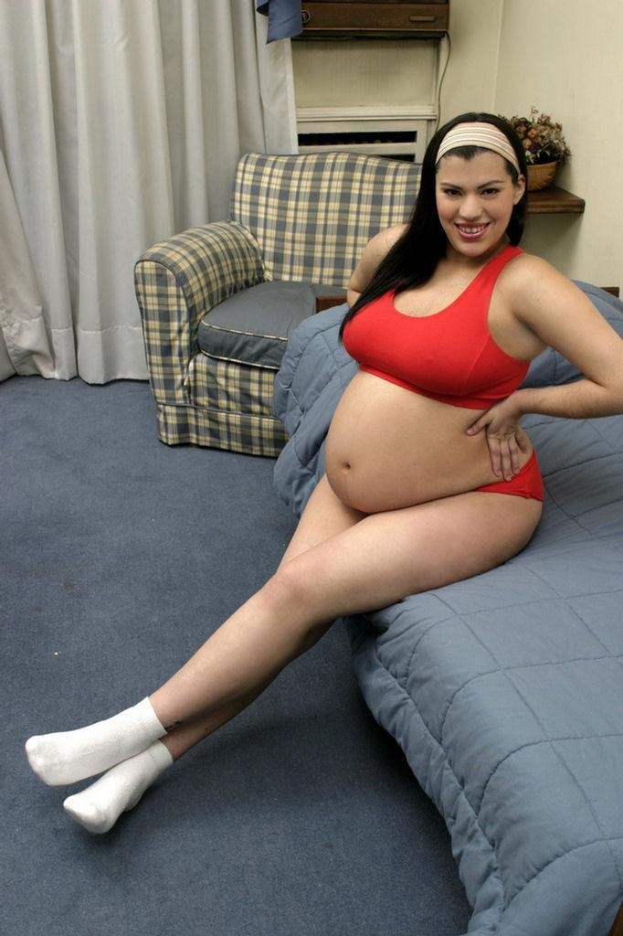 Prego Babe in roter Unterwäsche liebt es zu necken und nackt zu posieren
 #76632584