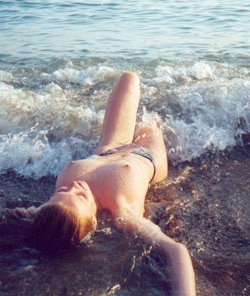 裸で日光浴をする大きな胸の金髪ロシア人ヌーディスト
 #72254122