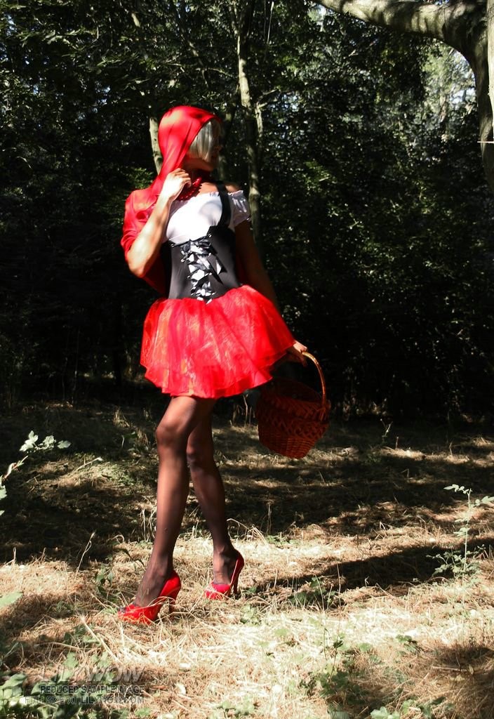 Kinky roten Hut blonde Lilie wow in sexy schwarzen Strumpfhosen
 #71201976