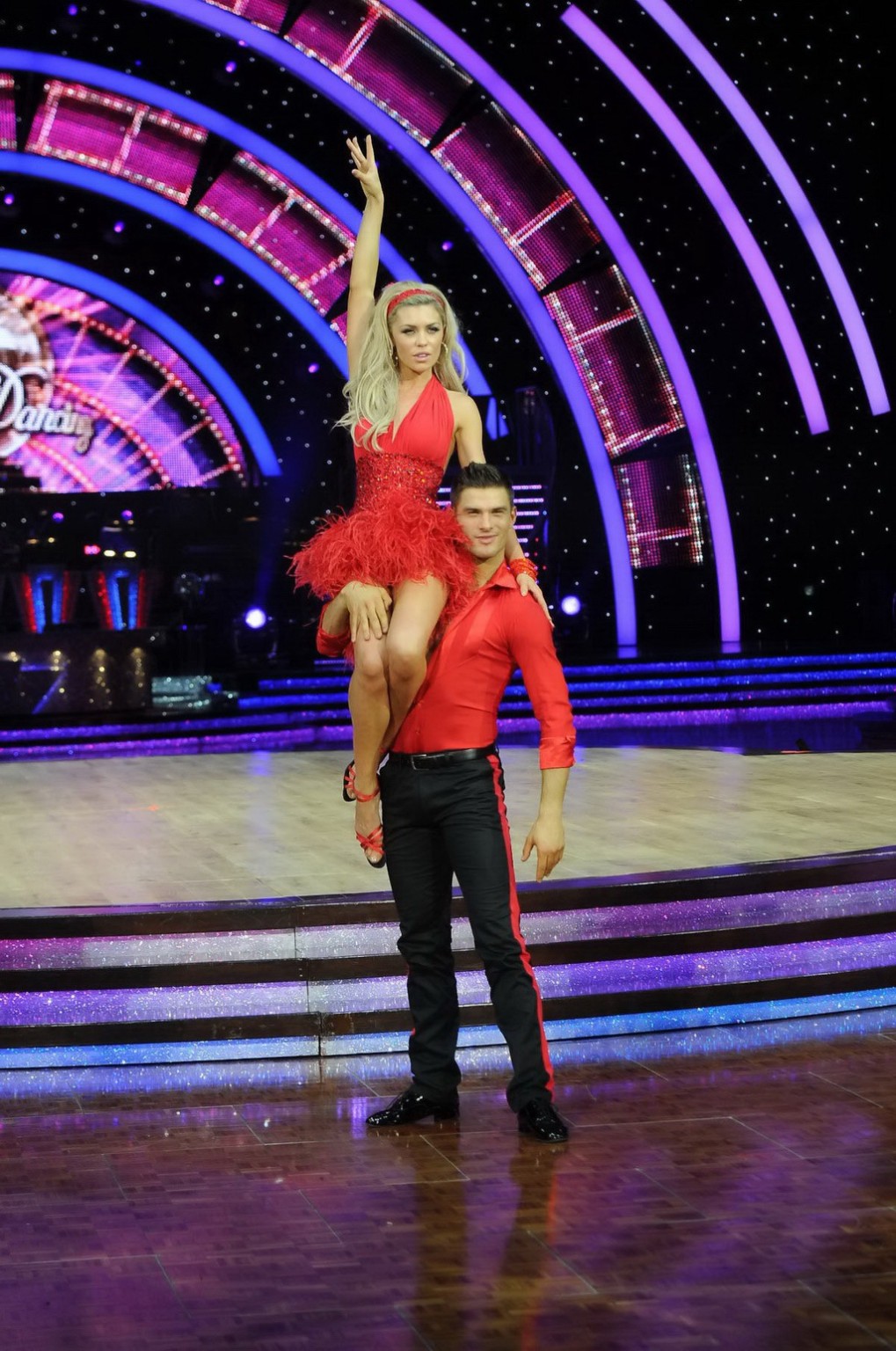 Abigail clancy en jupe haute et décolletée dans une minuscule robe rouge à la soirée strictly come danc
 #75206951