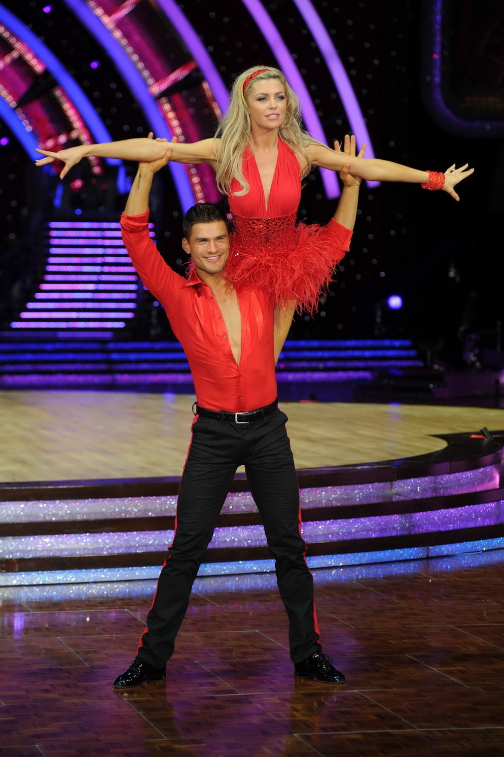 Abigail clancy en jupe haute et décolletée dans une minuscule robe rouge à la soirée strictly come danc
 #75207038