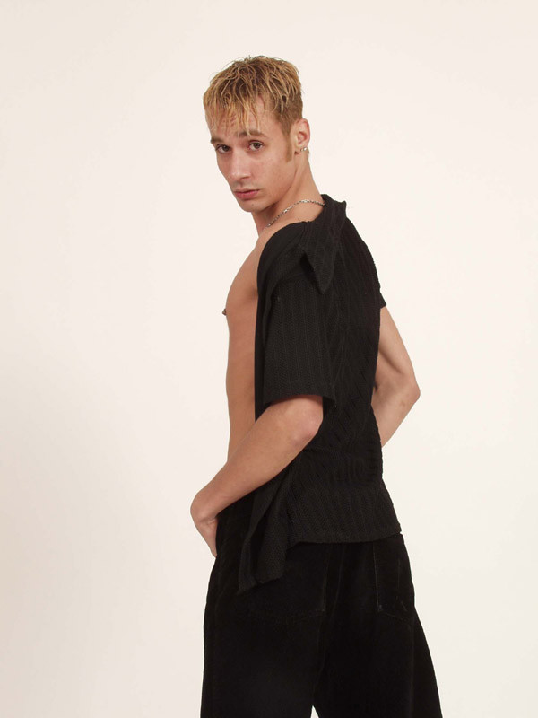 Rubia sexy posando ante la cámara
 #77002888