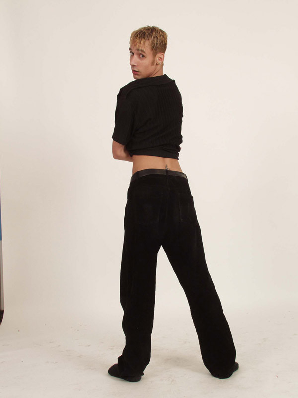 Rubia sexy posando ante la cámara
 #77002904