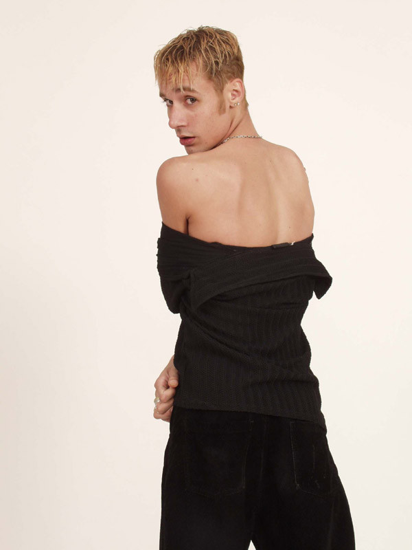 Rubia sexy posando ante la cámara
 #77002921