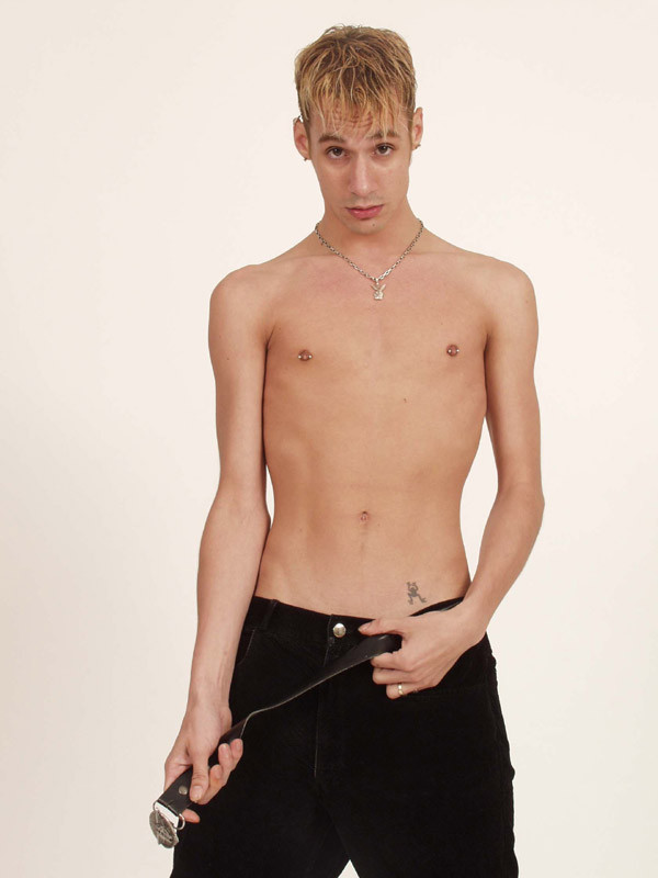 Rubia sexy posando ante la cámara
 #77002946