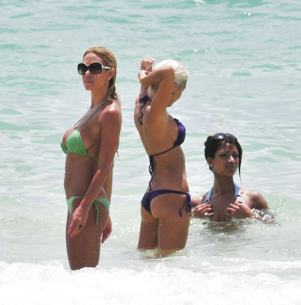 Shauna sand montrant ses superbes fesses dans un minuscule bikini vert sur la plage.
 #75296396