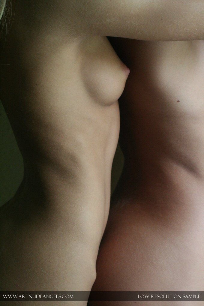 2人の若い女性が乳首を見せる
 #68257525