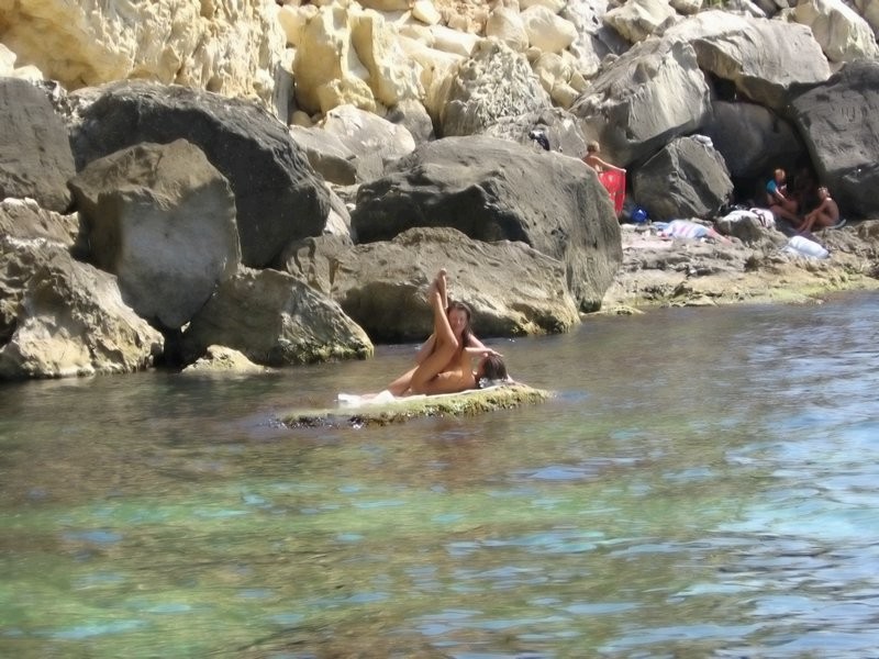 Des gens nus qui traînent sur la plage
 #78917431