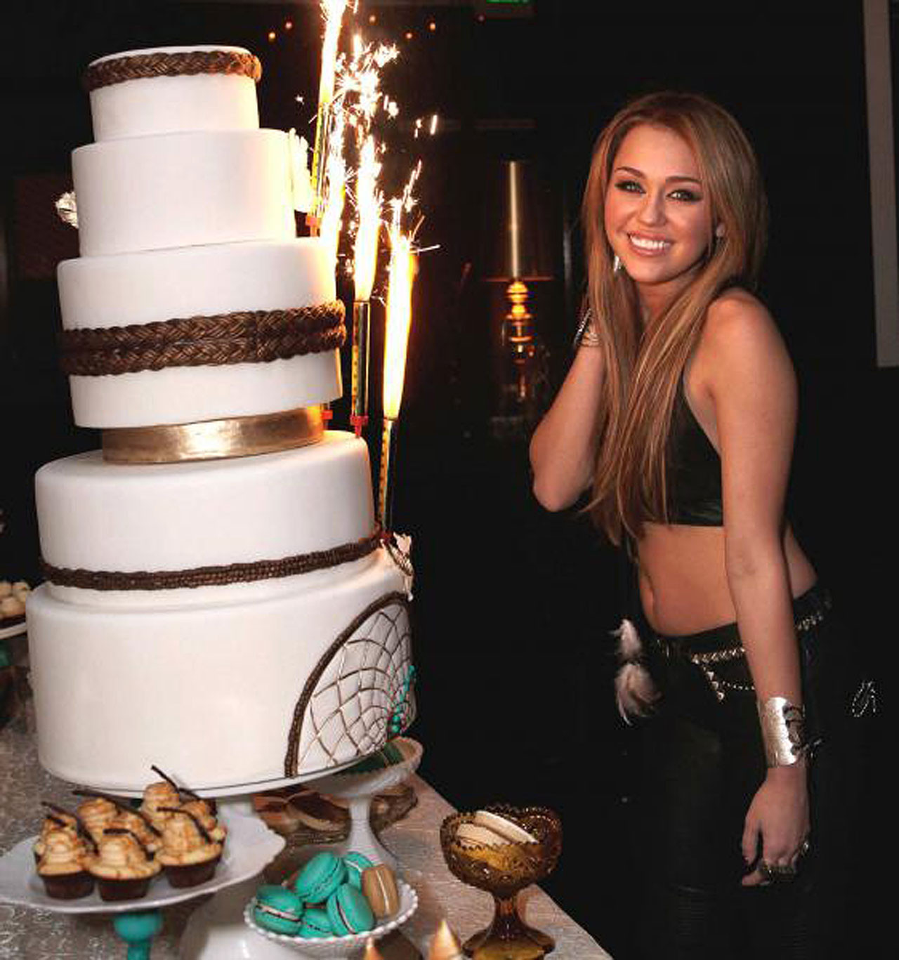 Miley Cyrus jeune et mignonne chanteuse a célébré son dix-huitième anniversaire
 #75325362