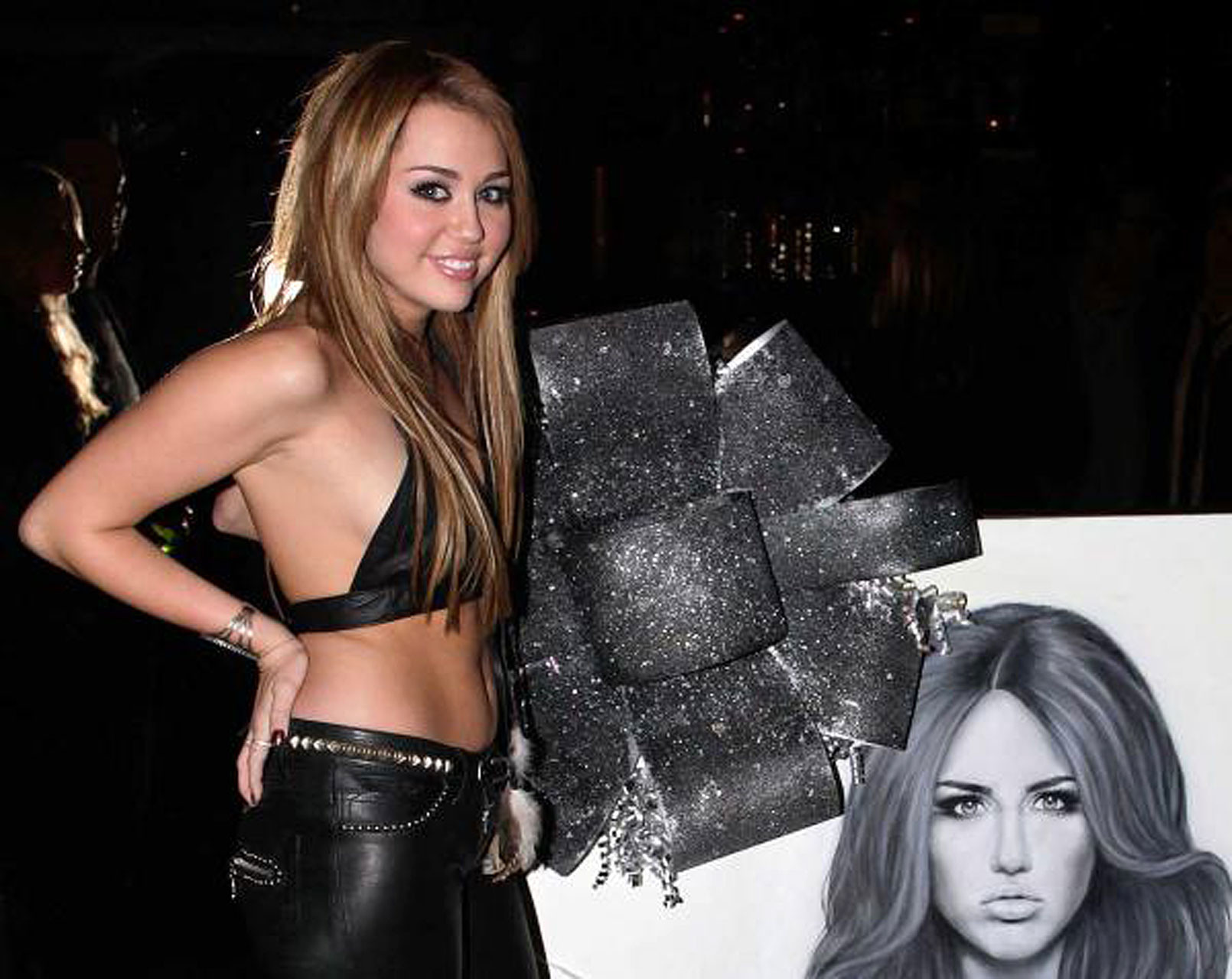 Miley Cyrus jeune et mignonne chanteuse a célébré son dix-huitième anniversaire
 #75325459