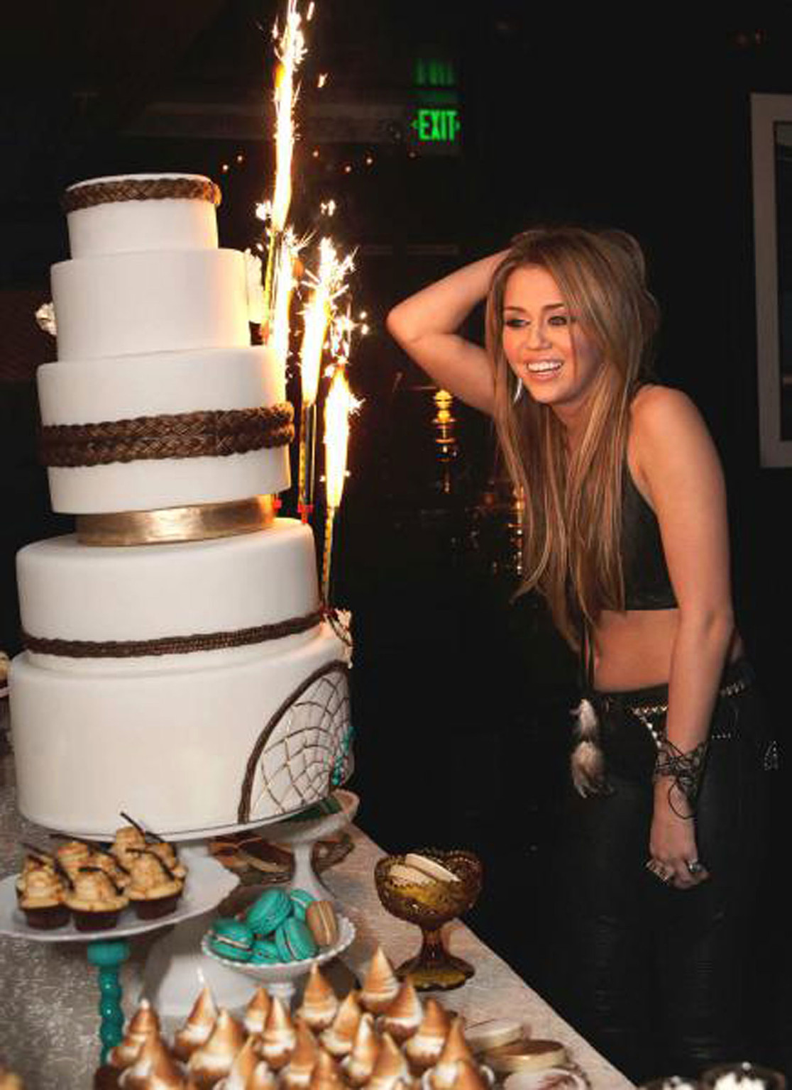 Miley Cyrus jeune et mignonne chanteuse a célébré son dix-huitième anniversaire
 #75325466