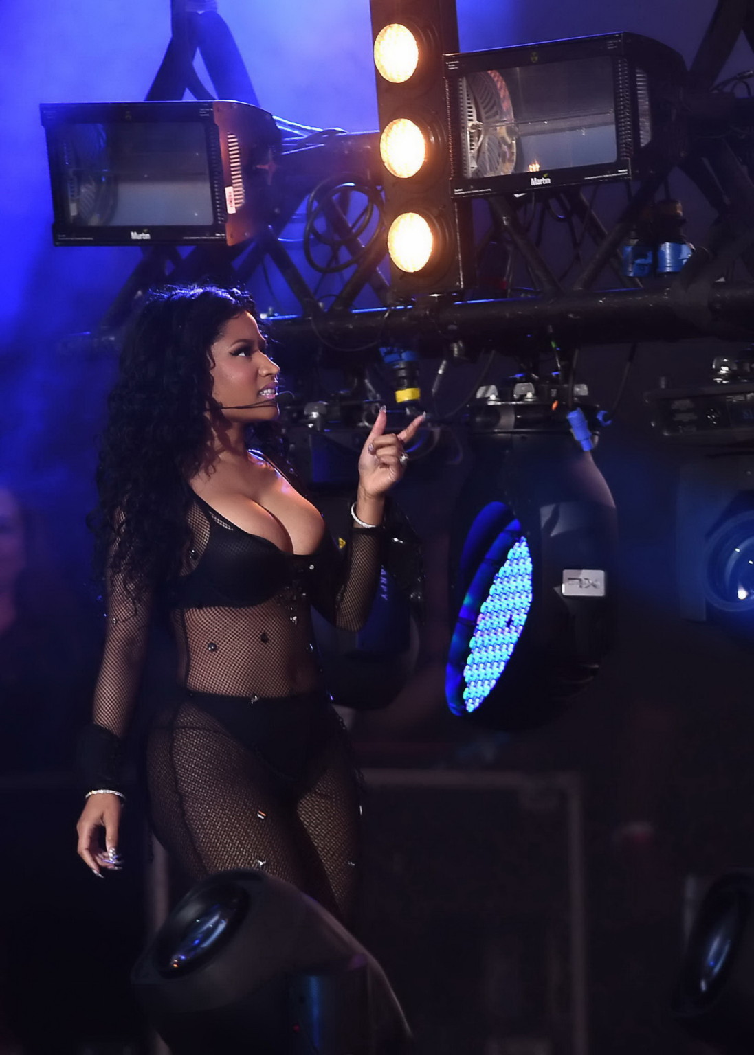 Nicki minaj en combinaison résille avec des tétons sexy
 #75159213