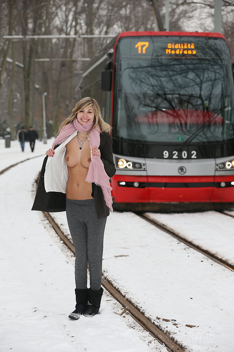 Der Schnee ist kalt auf ihre harten Brustwarzen als diese cutie blinkt ihre Titten und Muschi ou
 #67368565