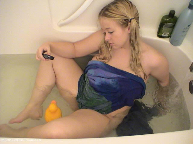 Une blonde amateur aux gros seins se mouille dans la baignoire
 #71654010