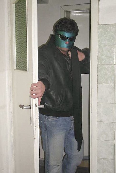 大学生のツインクとがっしりしたマスクをした拘束された男がオシッコをしたり乗ったりする
 #76912273