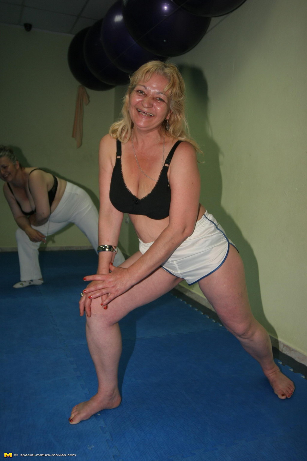 Donne mature che si spogliano durante la lezione di ginnastica
 #68624658