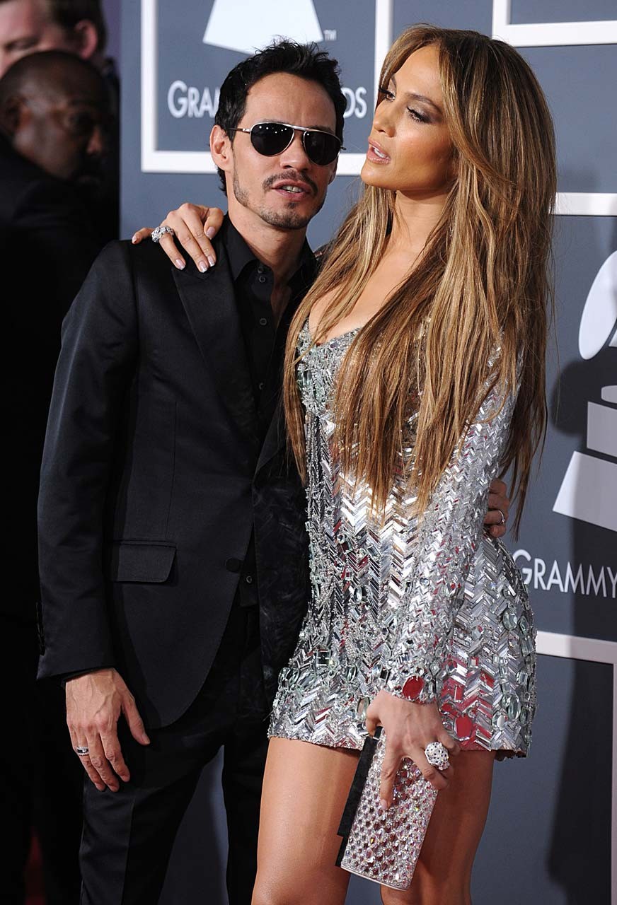 Jennifer Lopez esponendo le sue gambe sexy e bel culo in mini gonna
 #75317473