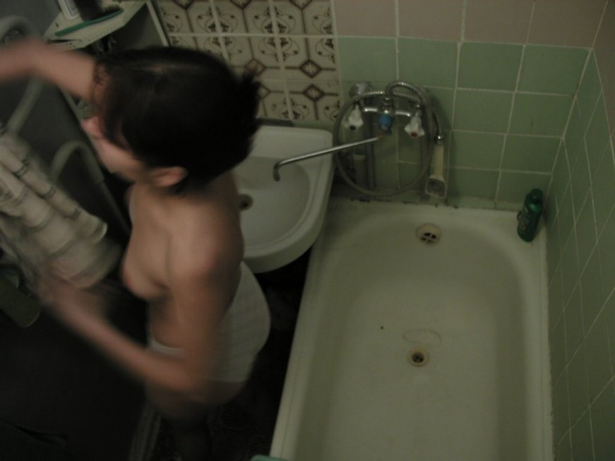 Cam nascosta voyeur del soffitto cattura la ragazza bruna sotto la doccia
 #71653470