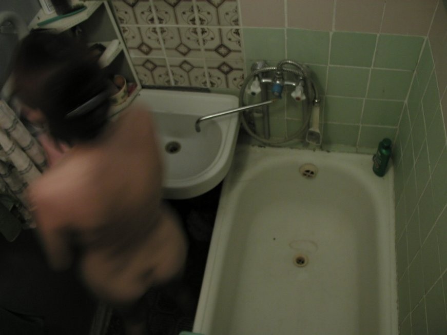 Decke Voyeur versteckte Kamera fängt Brünette Babe in der Dusche
 #71653501