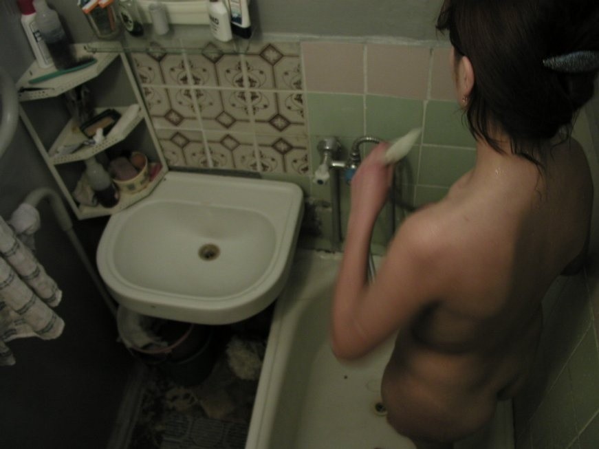Cam nascosta voyeur del soffitto cattura la ragazza bruna sotto la doccia
 #71653526