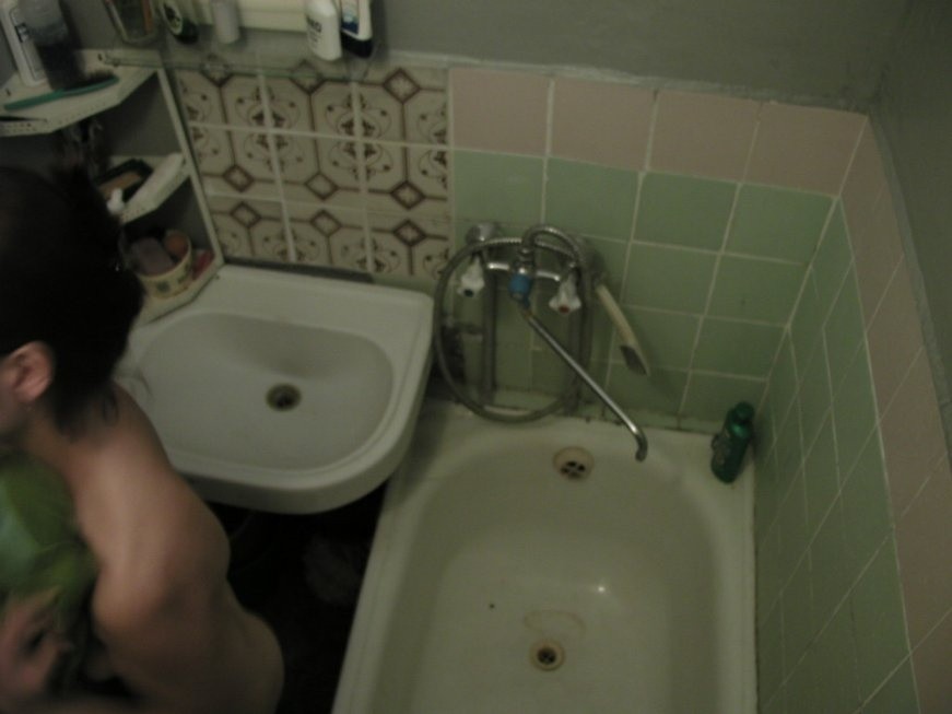 シャワーを浴びるブルネット・ベイブを天井から盗撮する隠しカメラ
 #71653533