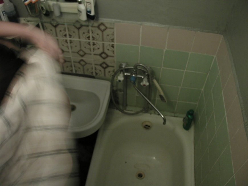 Une caméra cachée voyeur de plafond filme une brune sous la douche.
 #71653544