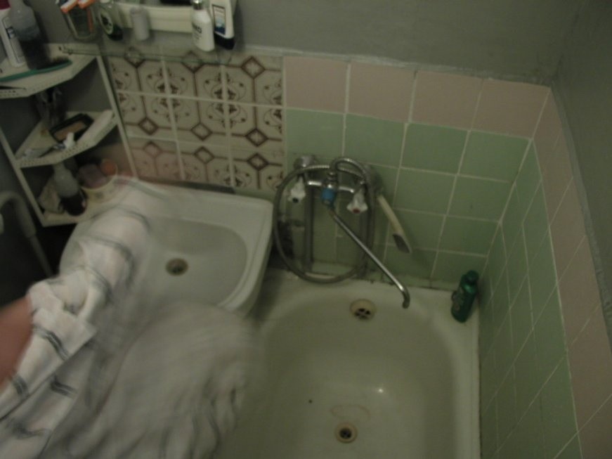 Une caméra cachée voyeur de plafond filme une brune sous la douche.
 #71653548