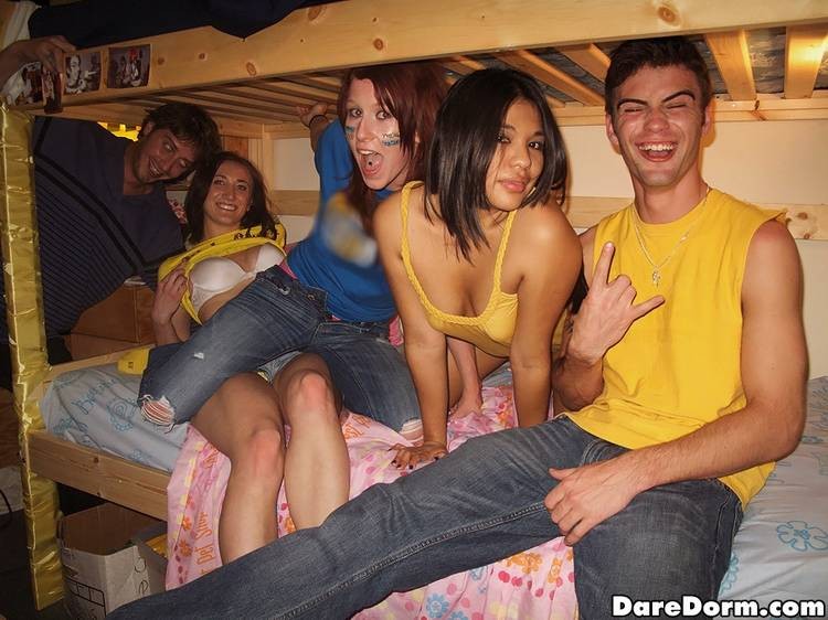 Chicas universitarias reales follando después de una fiesta de copas salvaje
 #75703501
