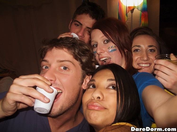 Vere ragazze del college che scopano dopo una festa alcolica selvaggia
 #75703503