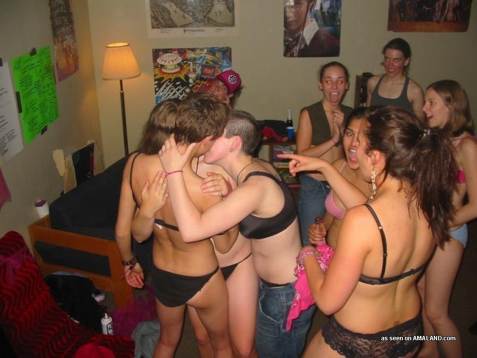 Amateur dieciocho años novias lesbianas jugando en bragas
 #68303344