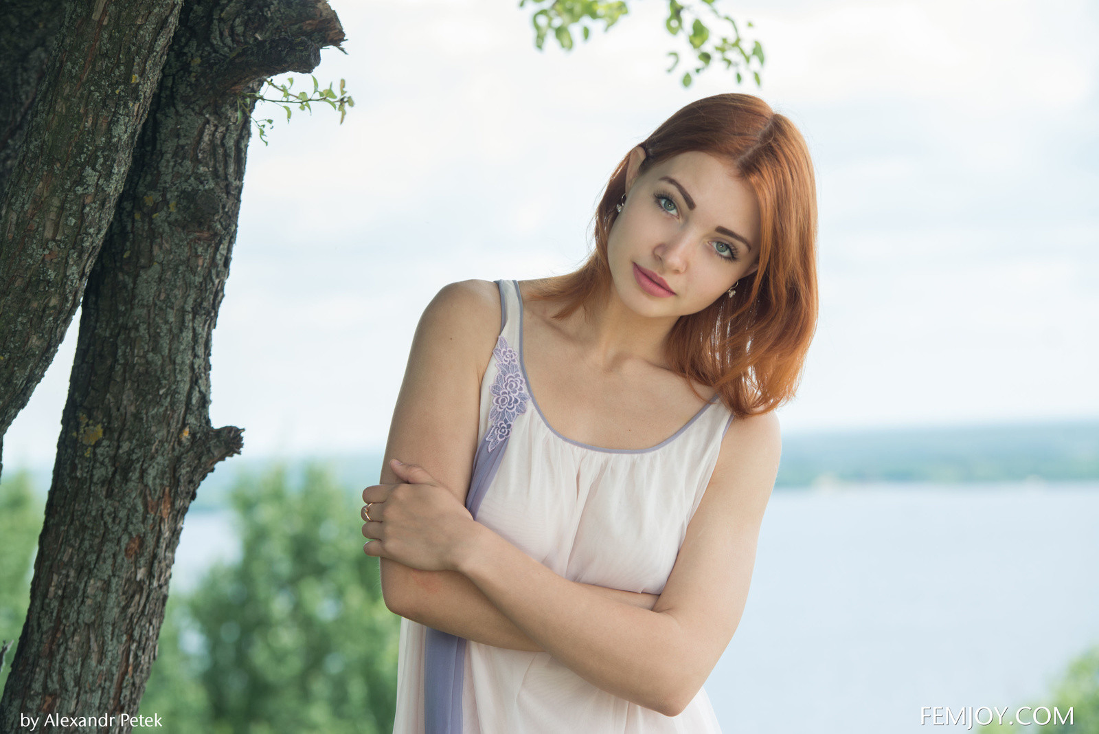 Calida, une fille nue, pose en plein air sur ces photos érotiques.
 #72584803