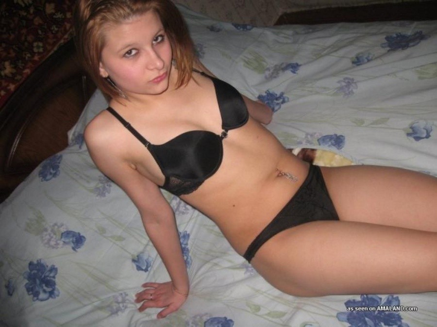 Nena amateur con piercing posando en su lencería sexy
 #67274402