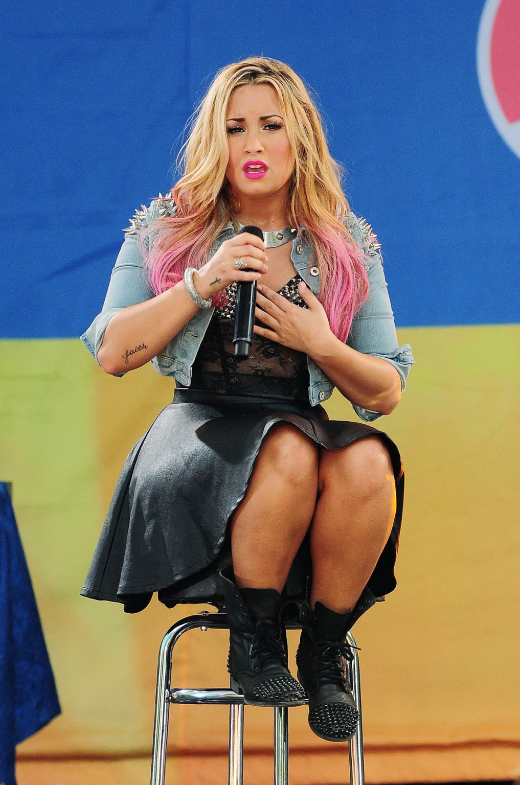 Demi lovato upskirt während der Durchführung auf good morning america im central park in 
 #75257822