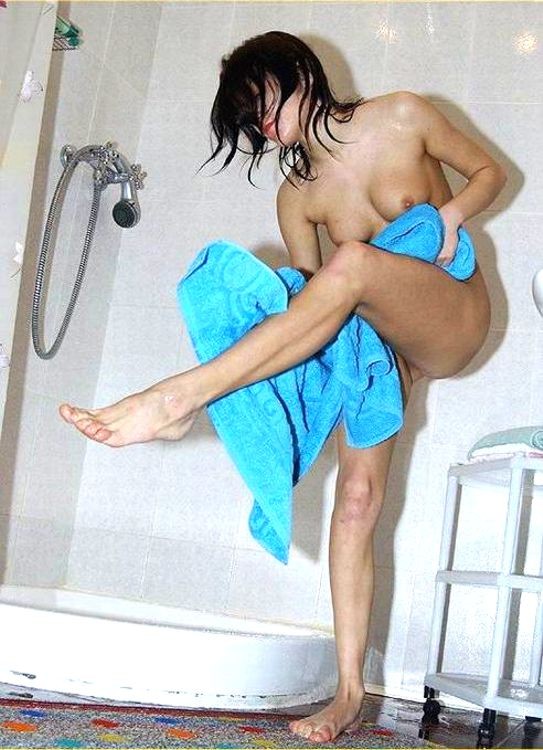 Foto spia della doccia fetish della piccola ragazza bruna del dormitorio voyeur
 #76652152