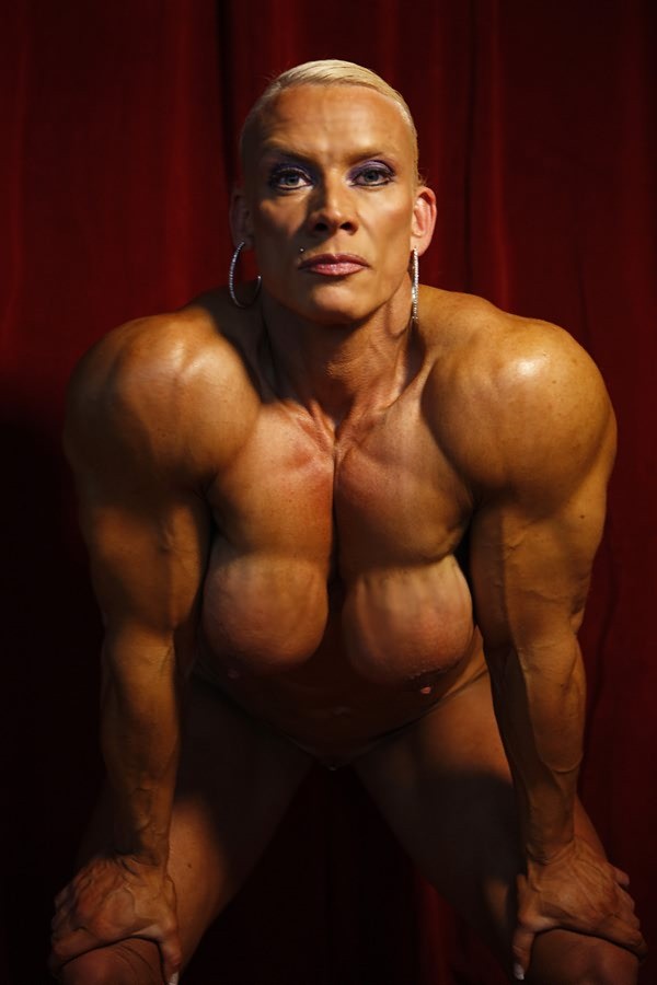 Weiblicher Bodybuilder geht voll nackt nach Wettbewerb
 #76534487