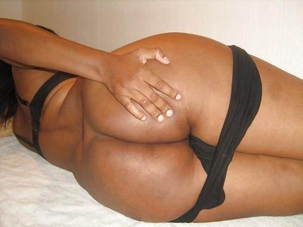 Chicas negras calientes mostrando sus enormes culos
 #67312833
