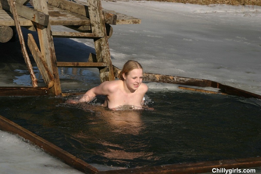 Ice hole nadando desnuda
 #72314885