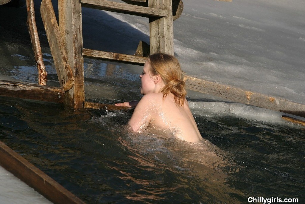 Ice hole nadando desnuda
 #72314906