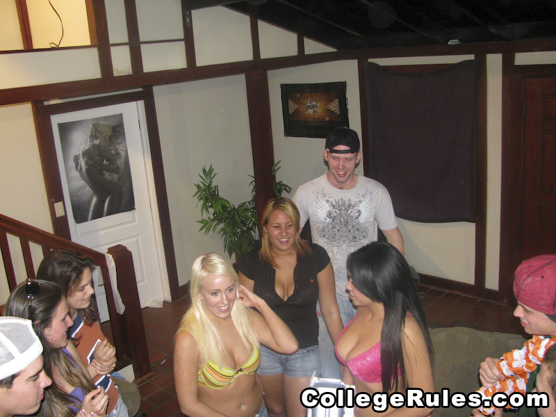 Freche Mädchen genießen Mädchen zu Mädchen Sex auf der College-Party
 #74596778