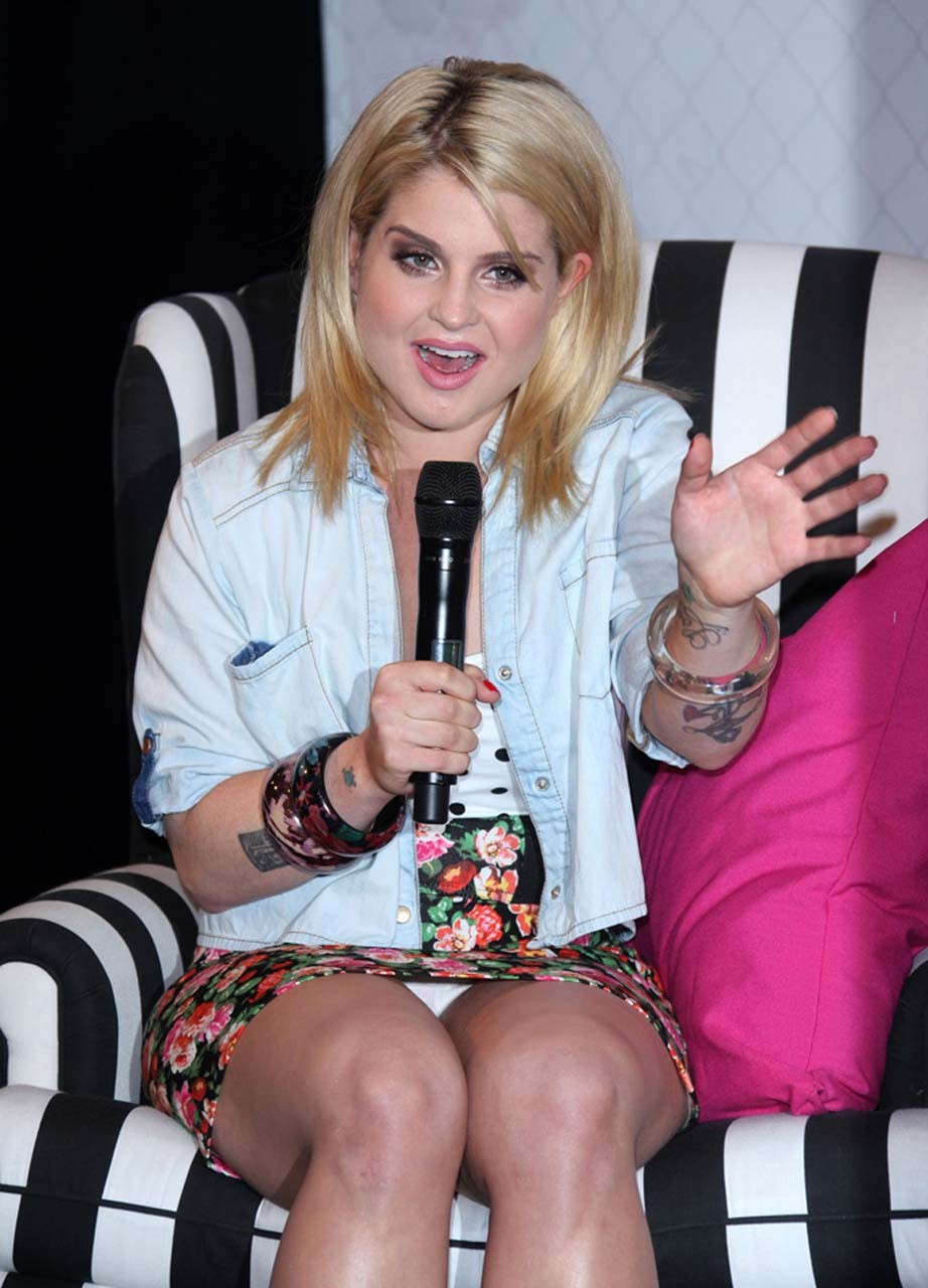 Kelly osbourne lampeggiante le sue mutandine bianche upskirt in auto foto paparazzi
 #75310648