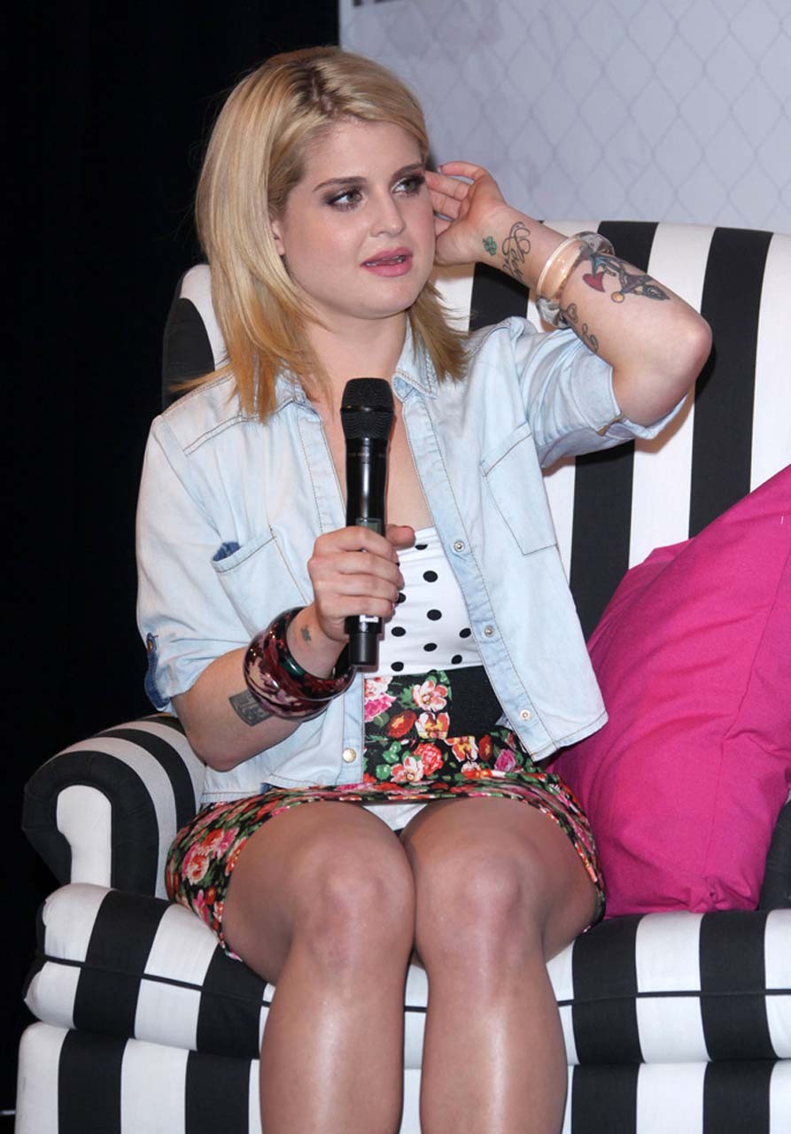 Kelly Osbourne blinkt ihr weißes Höschen unterm Rock im Auto Paparazzi-Bilder
 #75310661