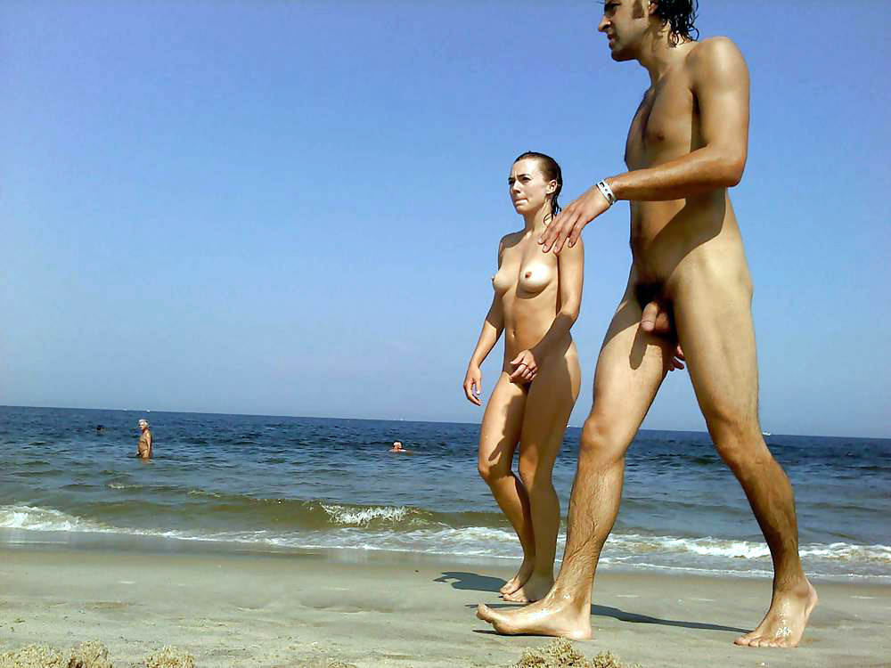 Heating up the beach by exposing her nude figure #72245261